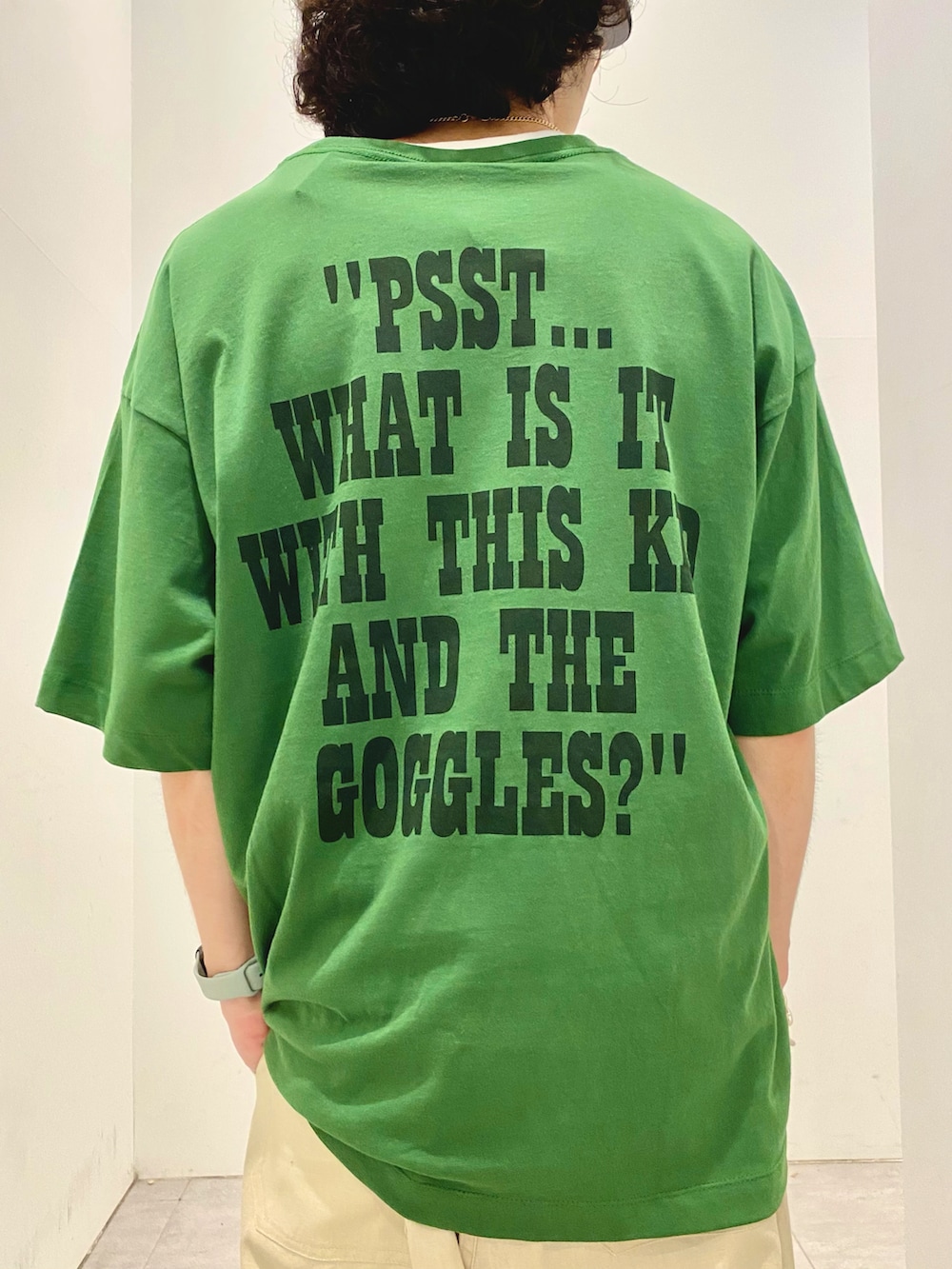 グリーン系のTシャツ/カットソー、ホワイト系のその他パンツを着用したメンズの夏コーディネートの3枚目の写真