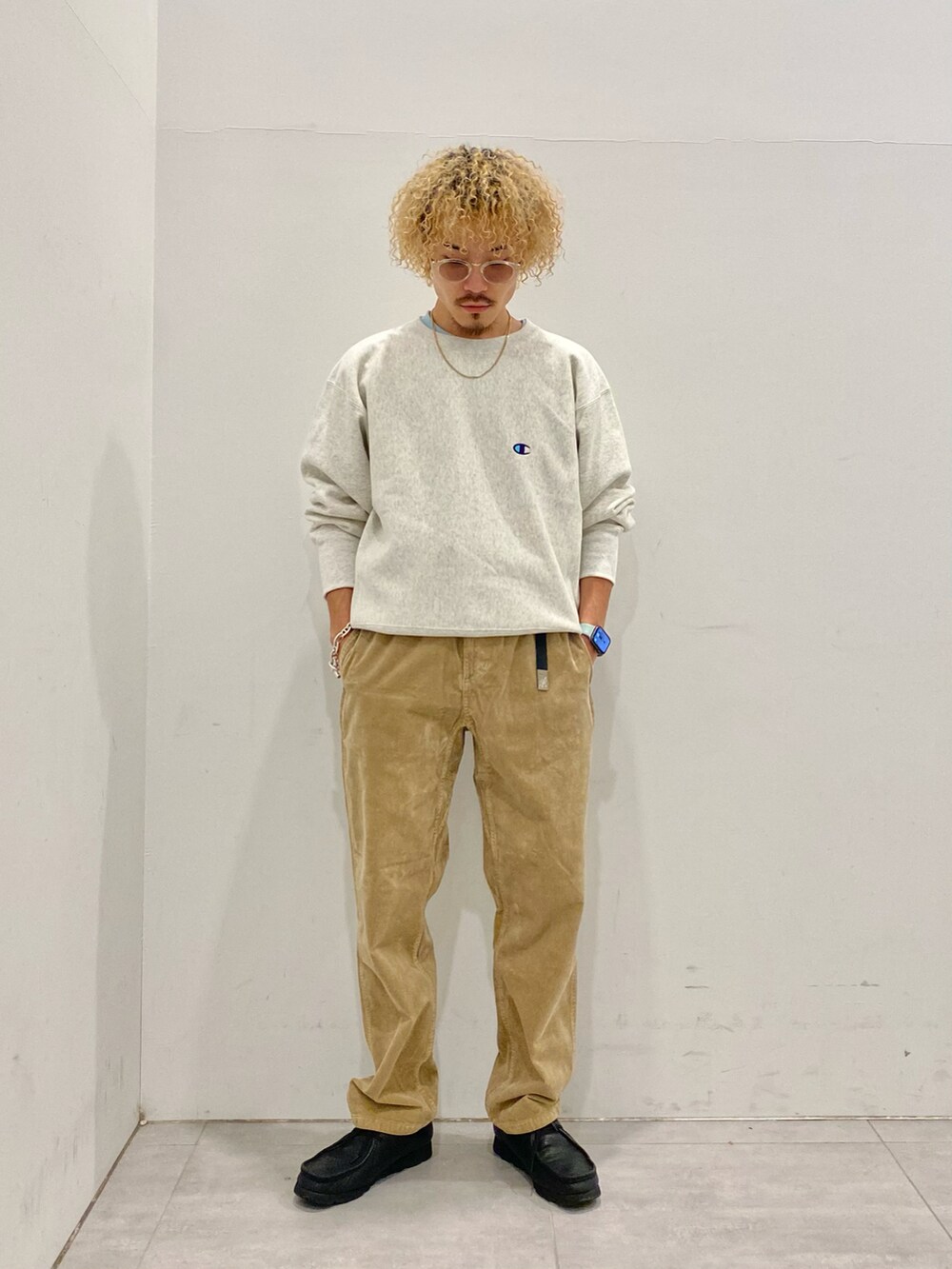 ホワイト系のスウェット、ベージュ系のその他パンツを着用したメンズの秋コーディネートの2枚目の写真