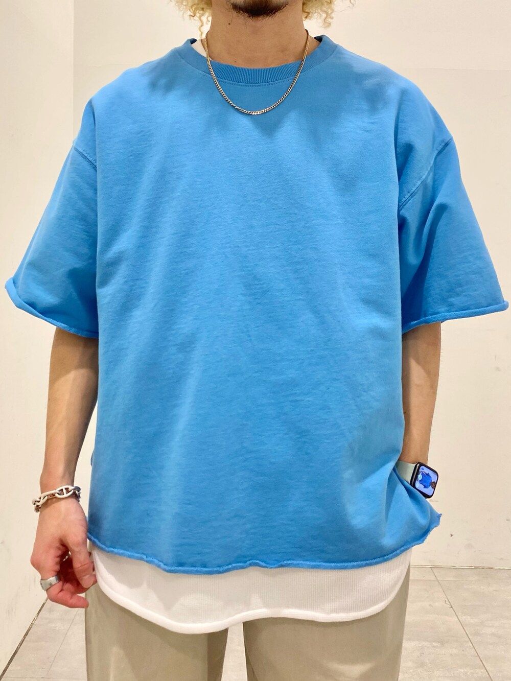 ブルー系のTシャツ/カットソー、ホワイト系のタンクトップ、グレー系のその他パンツを着用したメンズの春コーディネートの4枚目の写真