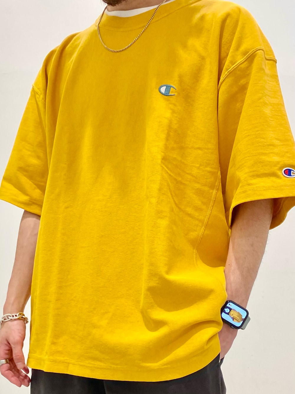 イエロー系のTシャツ/カットソー、ブラック系のその他パンツを着用したメンズの夏コーディネートの3枚目の写真