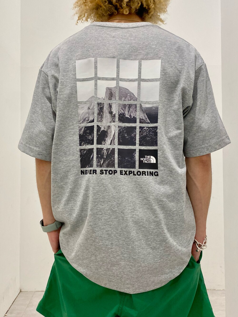 グレー系のTシャツ/カットソー、グリーン系のその他パンツ、ブラック系のサンダルを着用したメンズの夏コーディネートの3枚目の写真