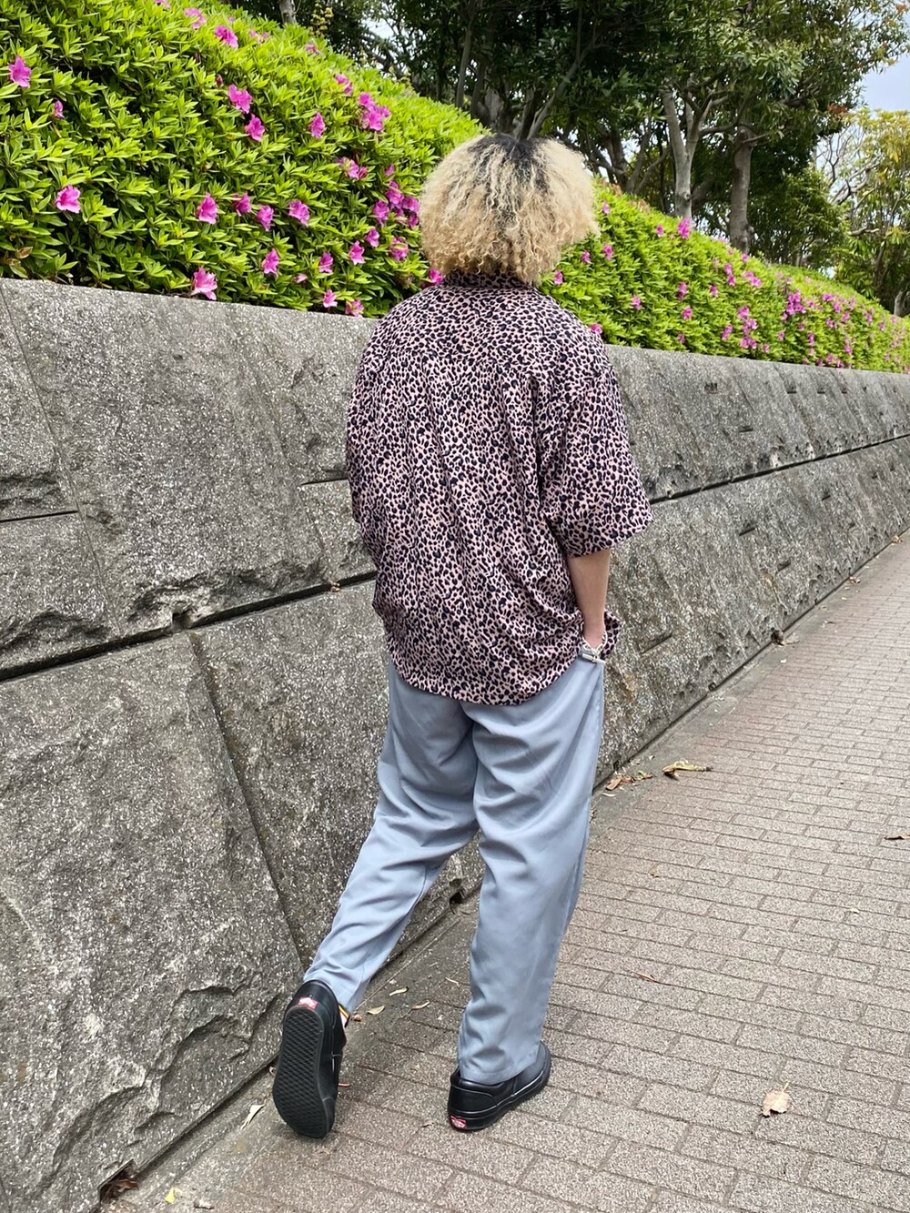 ピンク系のシャツ/ブラウス、ホワイト系のTシャツ/カットソー、ブルー系のスラックスを着用したメンズの夏コーディネートの3枚目の写真