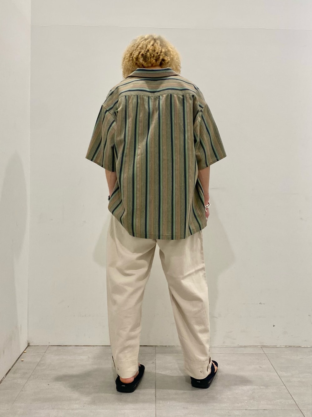 グリーン系のシャツ/ブラウス、ホワイト系のその他パンツを着用したメンズの春コーディネートの2枚目の写真