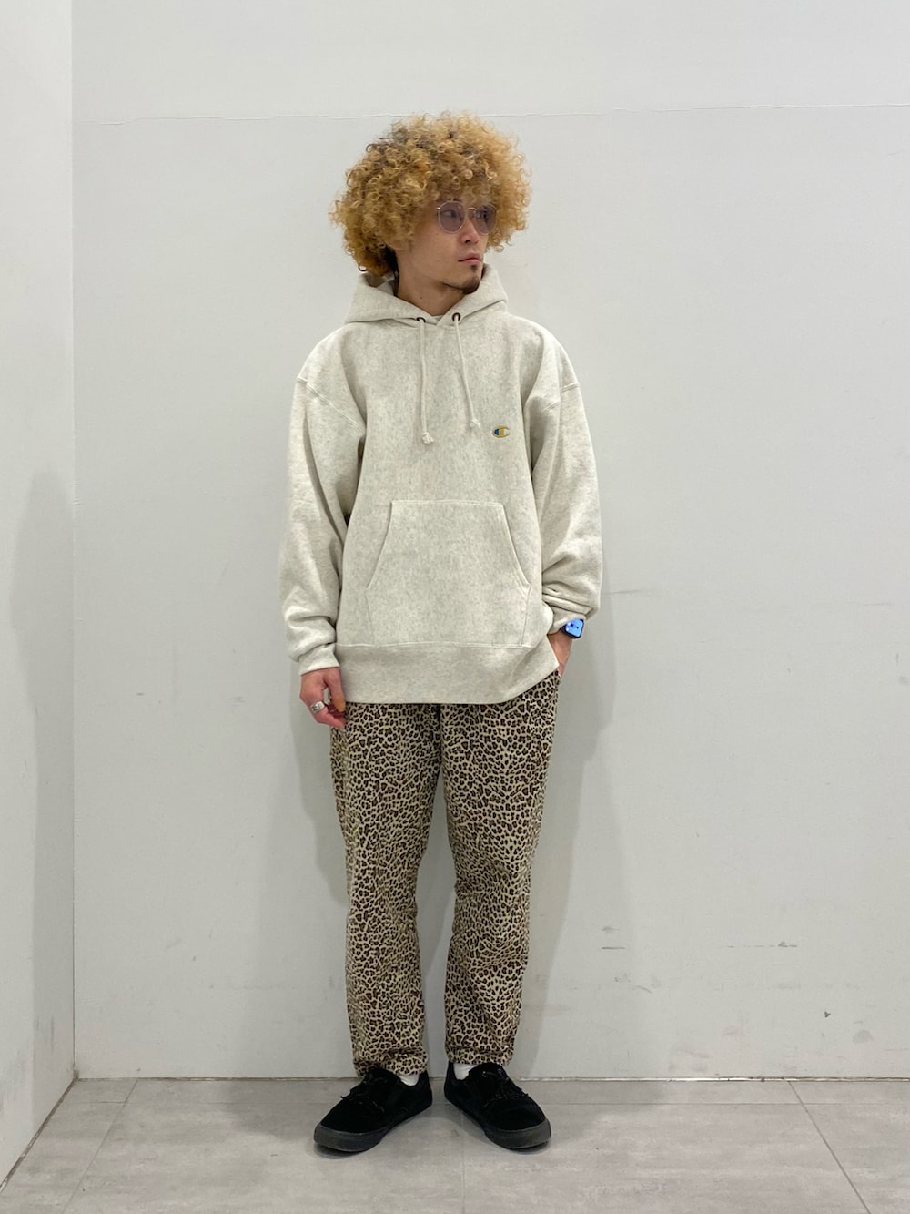 ホワイト系のパーカー、ホワイト系のスウェットパンツ、ブラウン系のスニーカーを着用したメンズの秋コーディネートの2枚目の写真