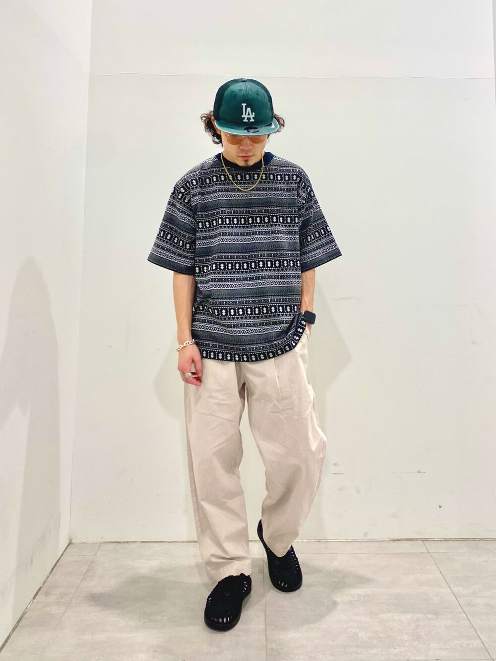 ブラウン系のシャツ/ブラウス、ブラック系のTシャツ/カットソー、ホワイト系のその他パンツを着用したメンズの夏コーディネートの2枚目の写真