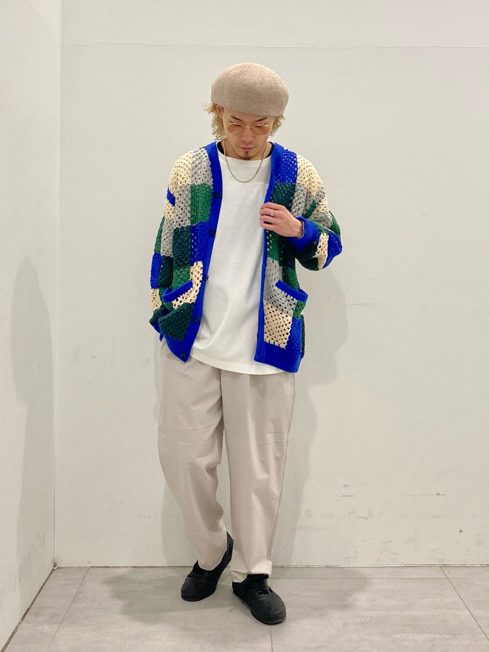 ホワイト系のTシャツ/カットソー、ブルー系のカーディガン/ボレロ、ホワイト系のその他パンツを着用したメンズの夏コーディネートの2枚目の写真