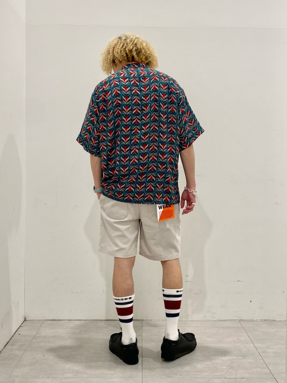 グリーン系のシャツ/ブラウス、グレー系のその他パンツを着用したメンズの春コーディネートの3枚目の写真