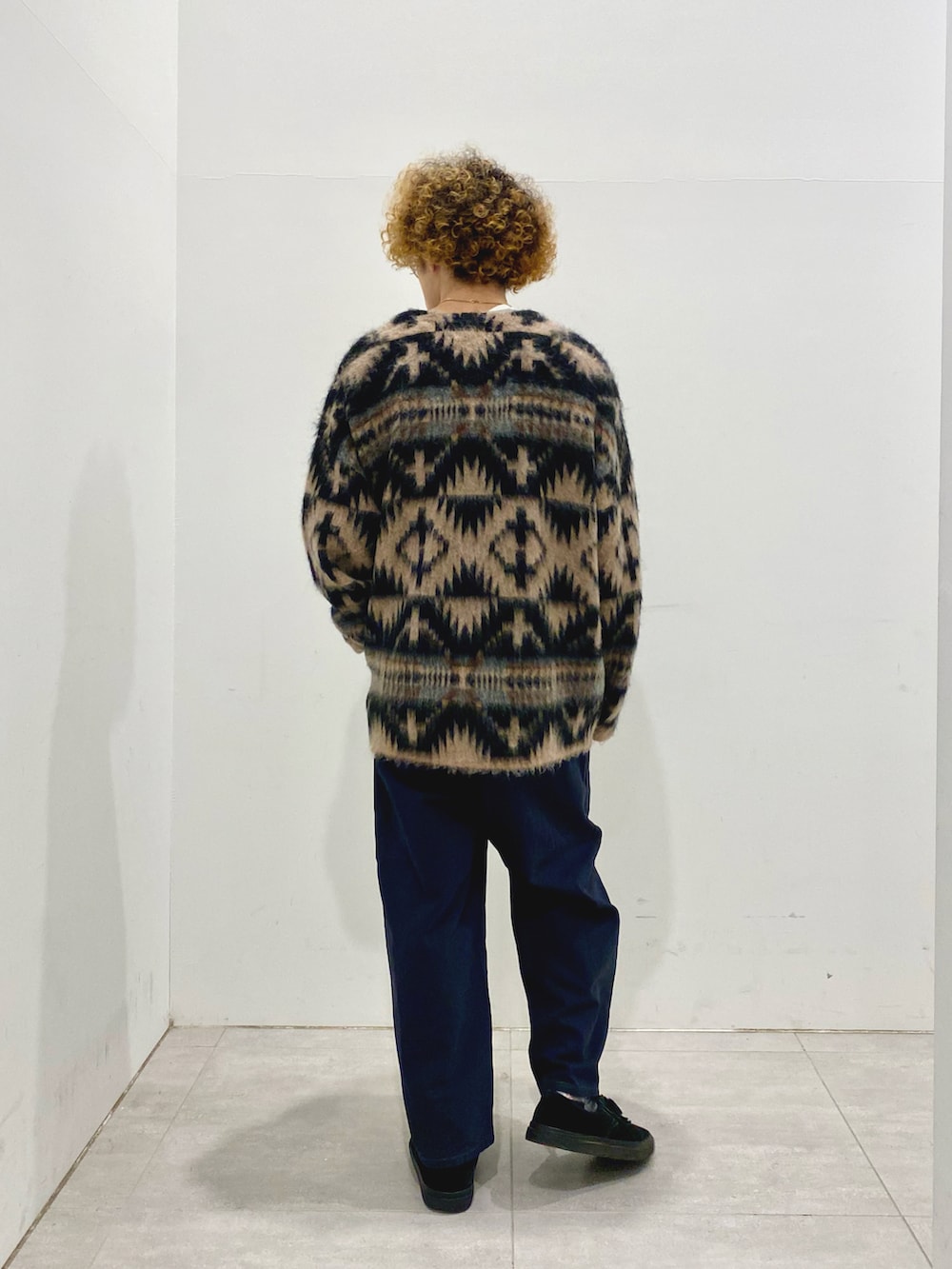 ベージュ系のスウェット、ベージュ系のカーディガン/ボレロ、ブラック系のその他パンツを着用したメンズの秋コーディネートの2枚目の写真