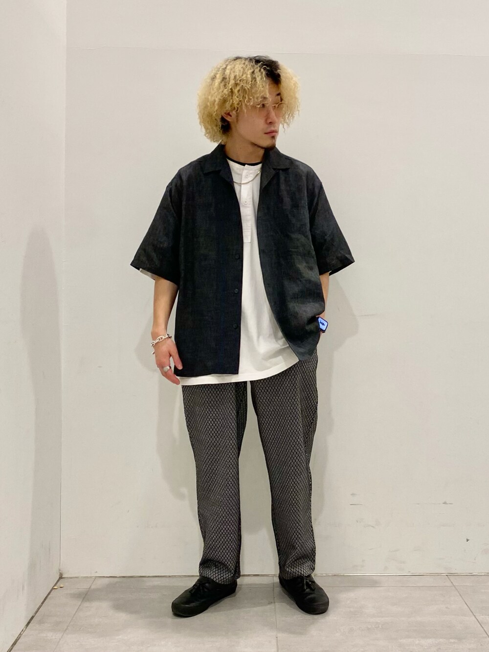 「柄パンツ、シャツスタイル、レイヤード、ビッグシルエット、休日スタイル、スニーカー、きれいめカジュアル、初夏コーデ、夏コーデ、メガネ男子、レイヤードスタイル、シンプルスタイル、シンプルコーデ、モノトーン」｜「JOURNAL STANDARD relumeのリネンブレンド オープンカラーシャツ（シャツ/ブラウス、ブラック系）」を使った、kobaさん（メンズ・170cm）の春コーディネートの2枚目の写真