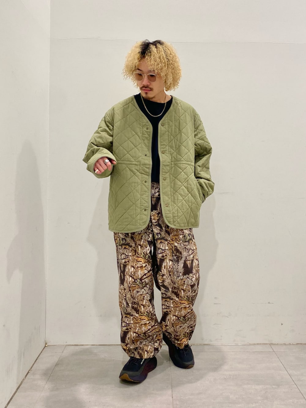 ブラック系のその他アウター、グリーン系のその他アウター、ブラウン系のその他パンツを着用したメンズの秋コーディネートの3枚目の写真