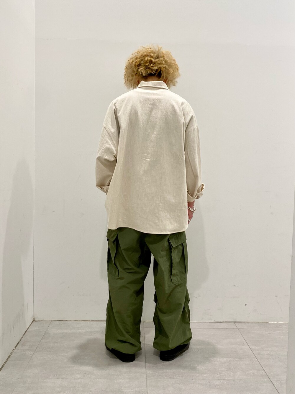 ホワイト系のシャツ/ブラウス、グリーン系のカーゴパンツを着用したメンズの春コーディネートの2枚目の写真