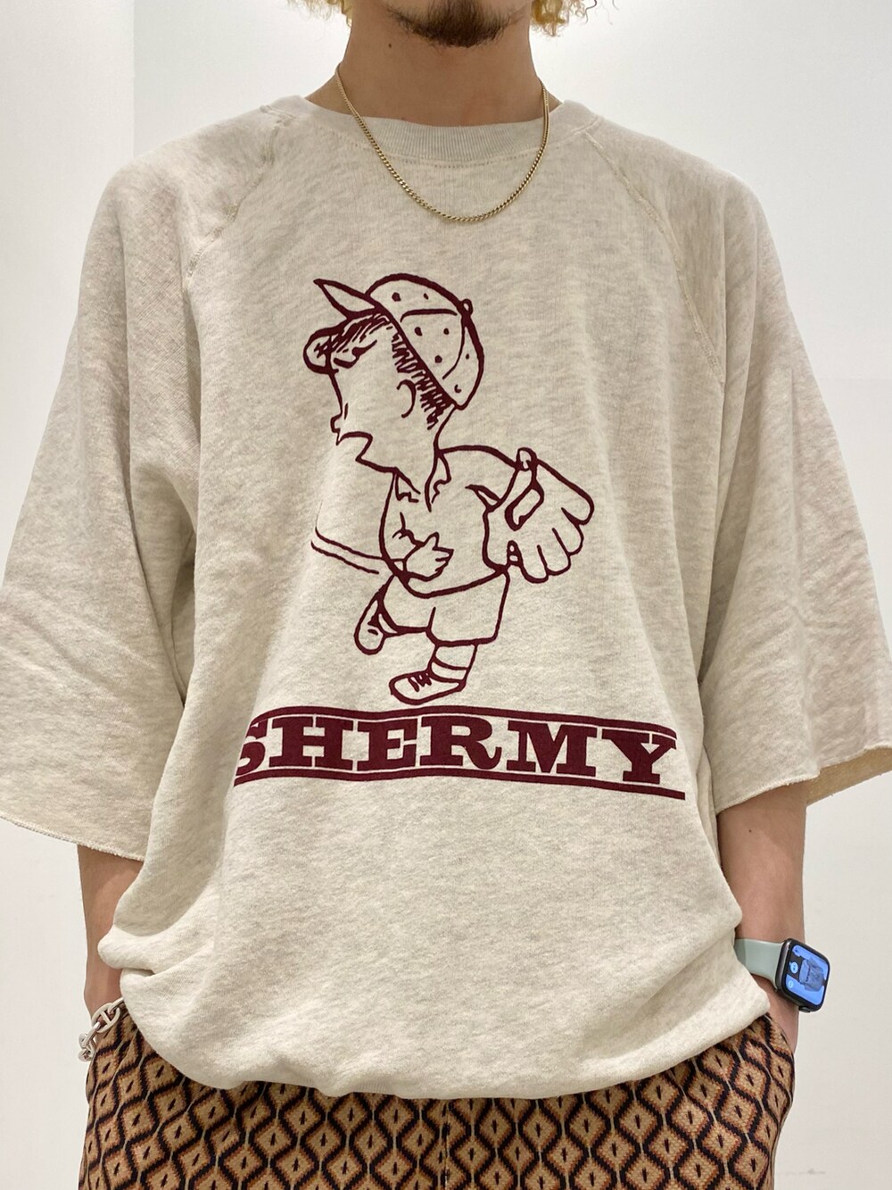 ホワイト系のTシャツ/カットソー、ベージュ系のその他パンツを着用したメンズの春コーディネートの3枚目の写真