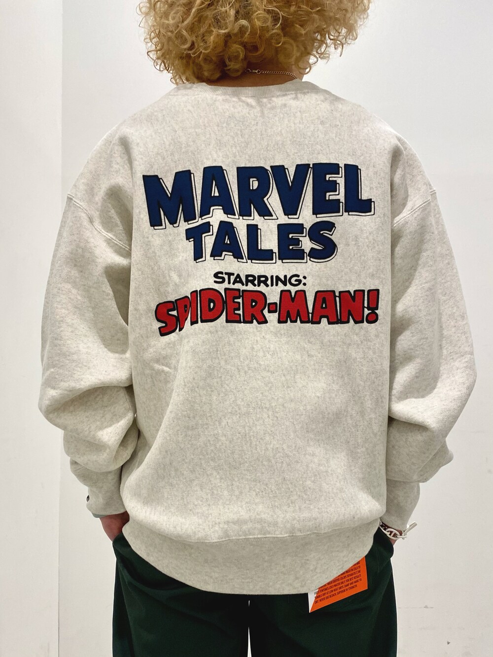 ホワイト系のスウェット、グリーン系のチノパンツを着用したメンズの冬コーディネートの4枚目の写真