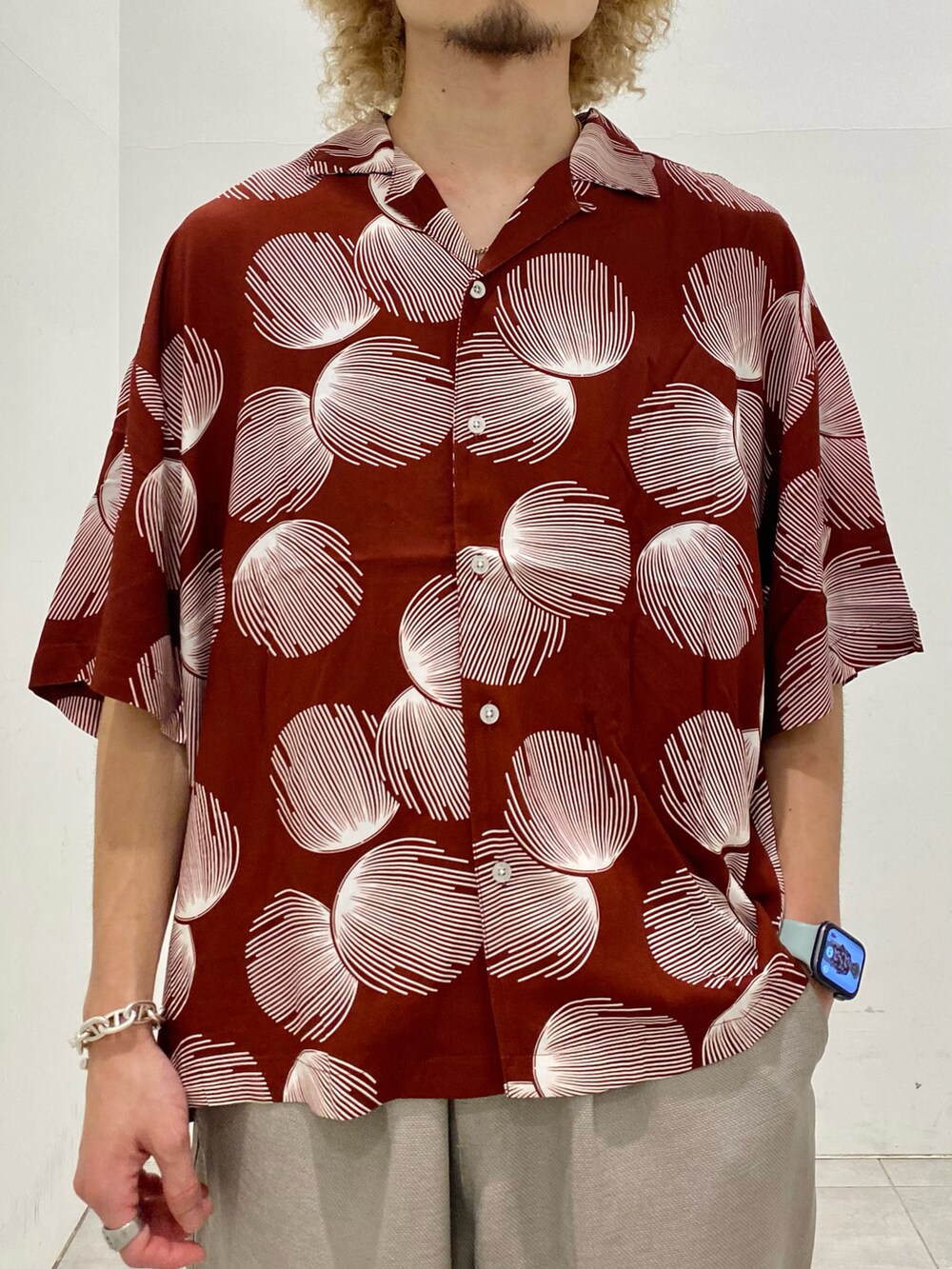 レッド系のシャツ/ブラウス、グレー系のスラックス、ホワイト系のハットを着用したメンズの夏コーディネートの4枚目の写真