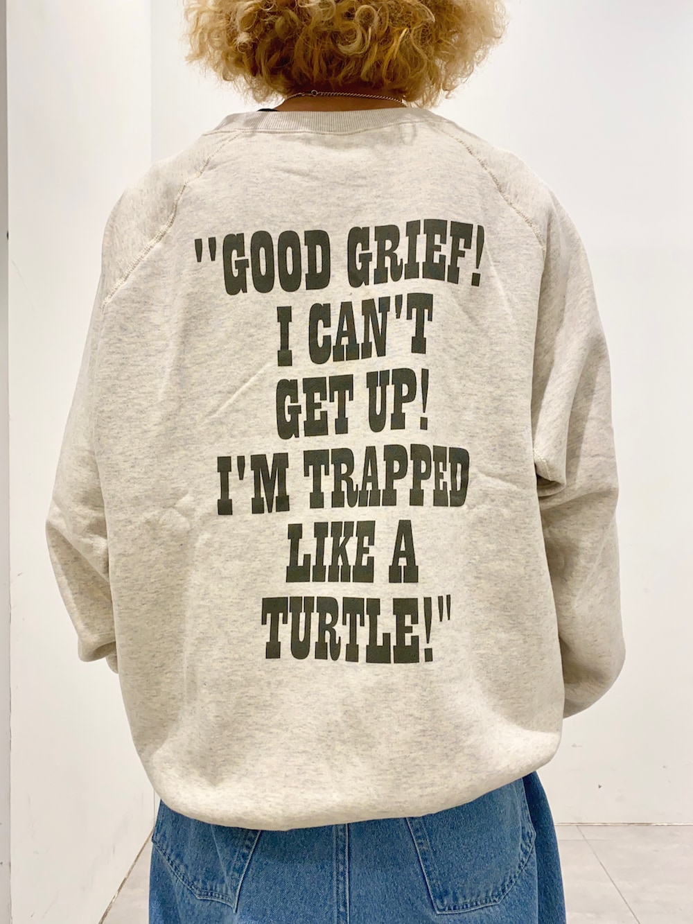 イエロー系のスウェットを着用したメンズの冬コーディネートの5枚目の写真