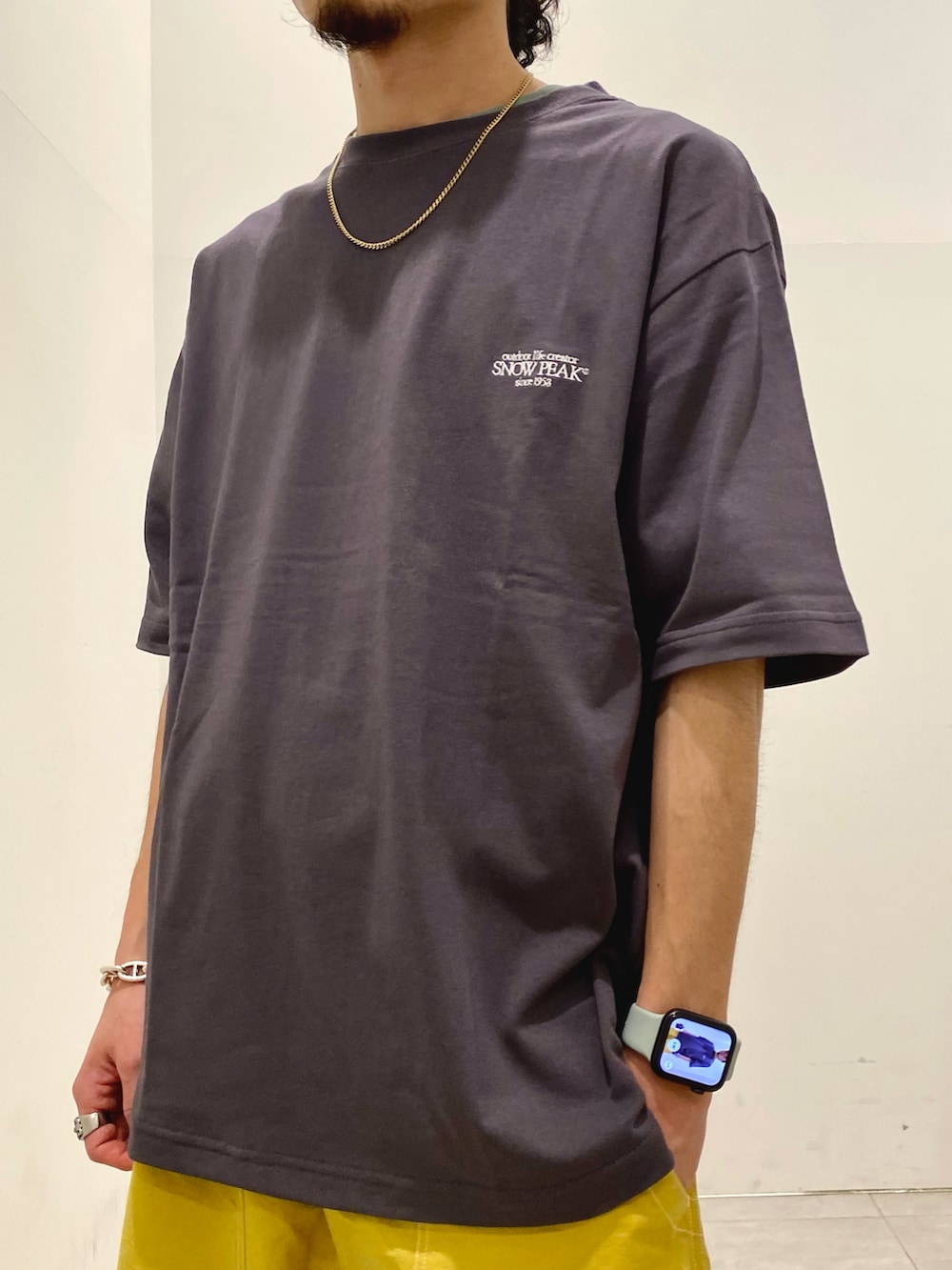 ブラック系のTシャツ/カットソー、イエロー系のその他パンツを着用したメンズの夏コーディネートの2枚目の写真