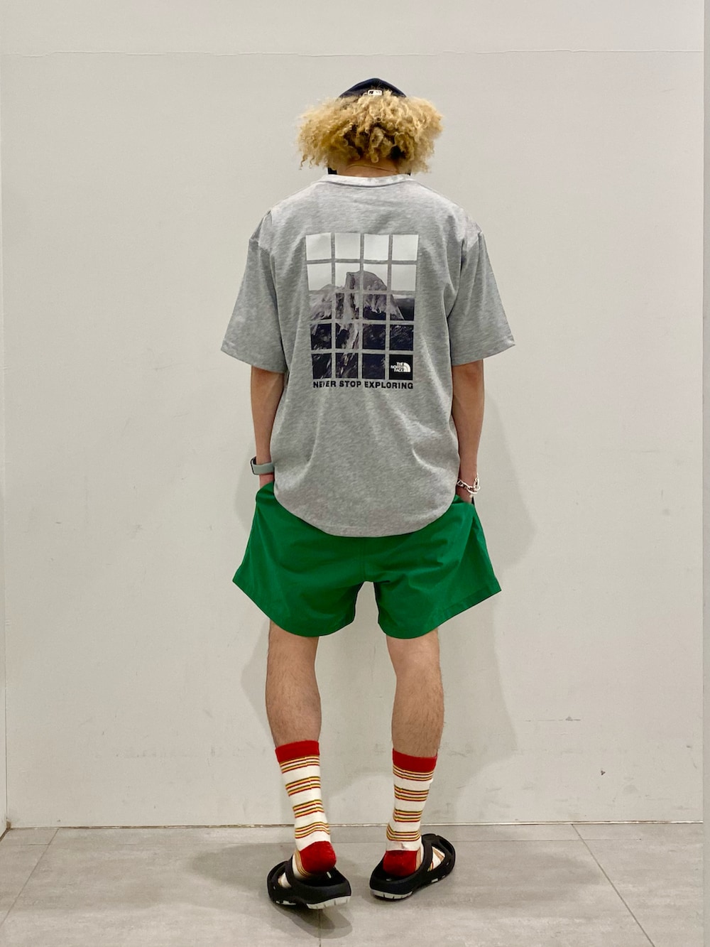 グレー系のTシャツ/カットソー、グリーン系のその他パンツ、ブラック系のサンダルを着用したメンズの夏コーディネートの2枚目の写真