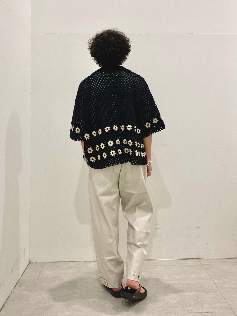 ブラック系のシャツ/ブラウス、グレー系のその他パンツを着用したメンズの夏コーディネートの2枚目の写真