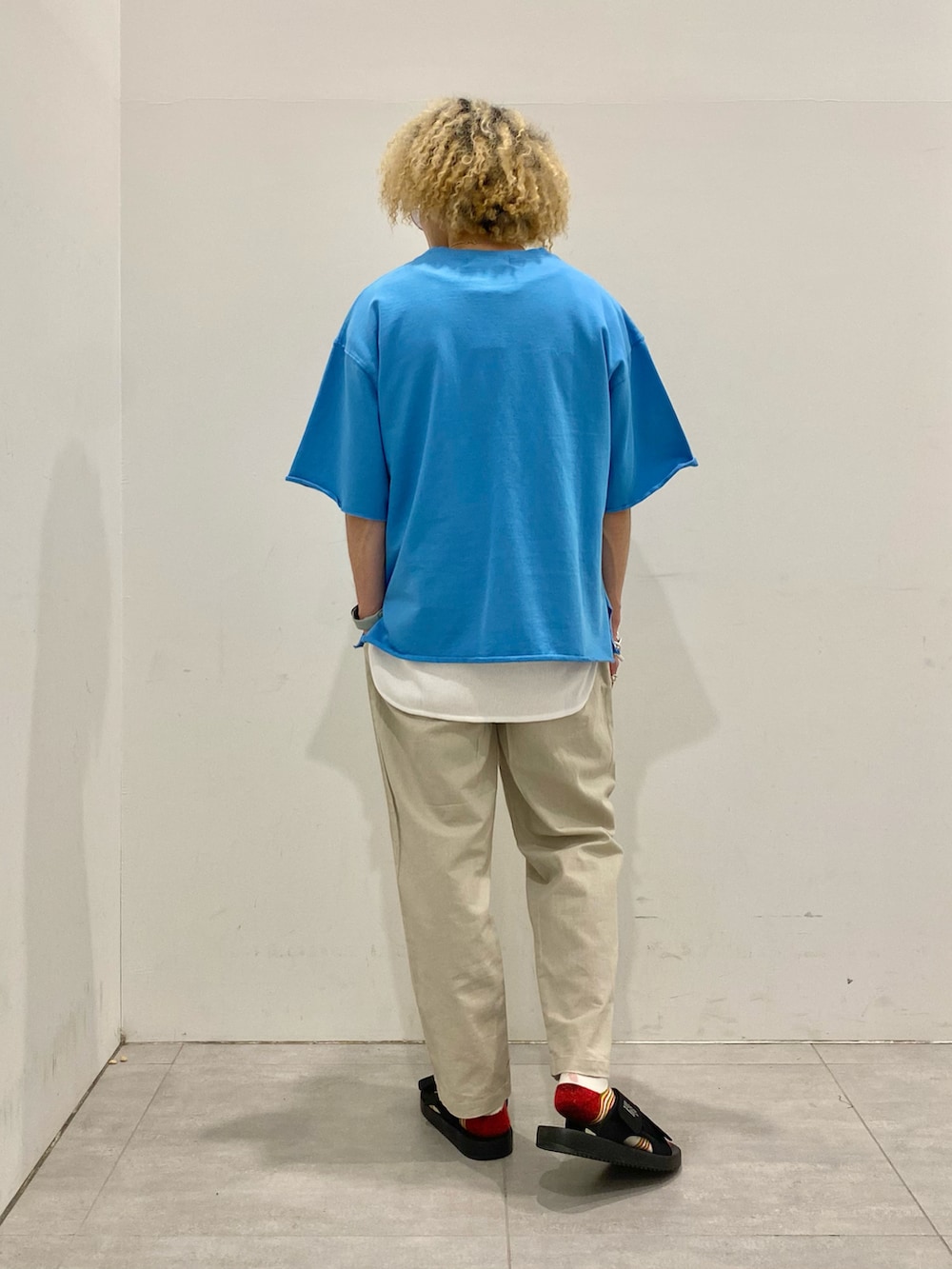 ブルー系のTシャツ/カットソー、ホワイト系のタンクトップ、グレー系のその他パンツを着用したメンズの春コーディネートの3枚目の写真