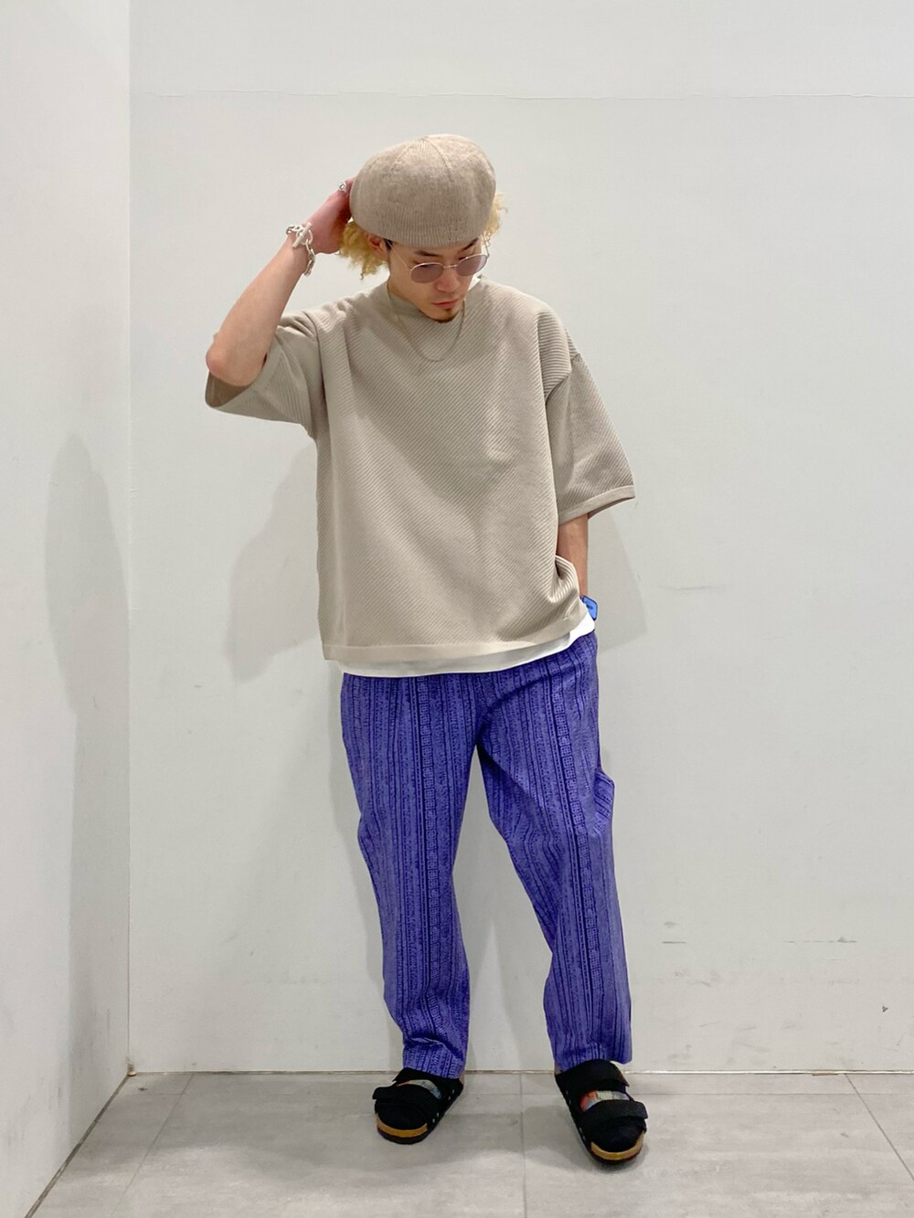 ベージュ系のTシャツ/カットソー、パープル系のその他パンツ、ブラック系のサンダルを着用したメンズの夏コーディネートの3枚目の写真
