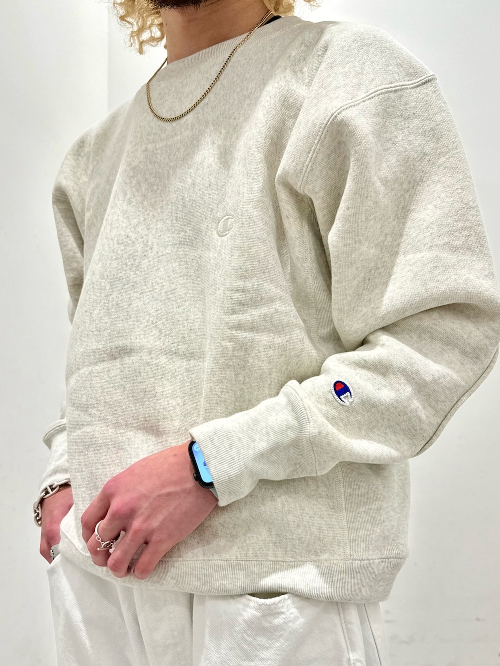 ブルー系のデニムジャケット、ホワイト系のデニムパンツ、ホワイト系のスニーカーを着用したメンズの冬コーディネートの4枚目の写真