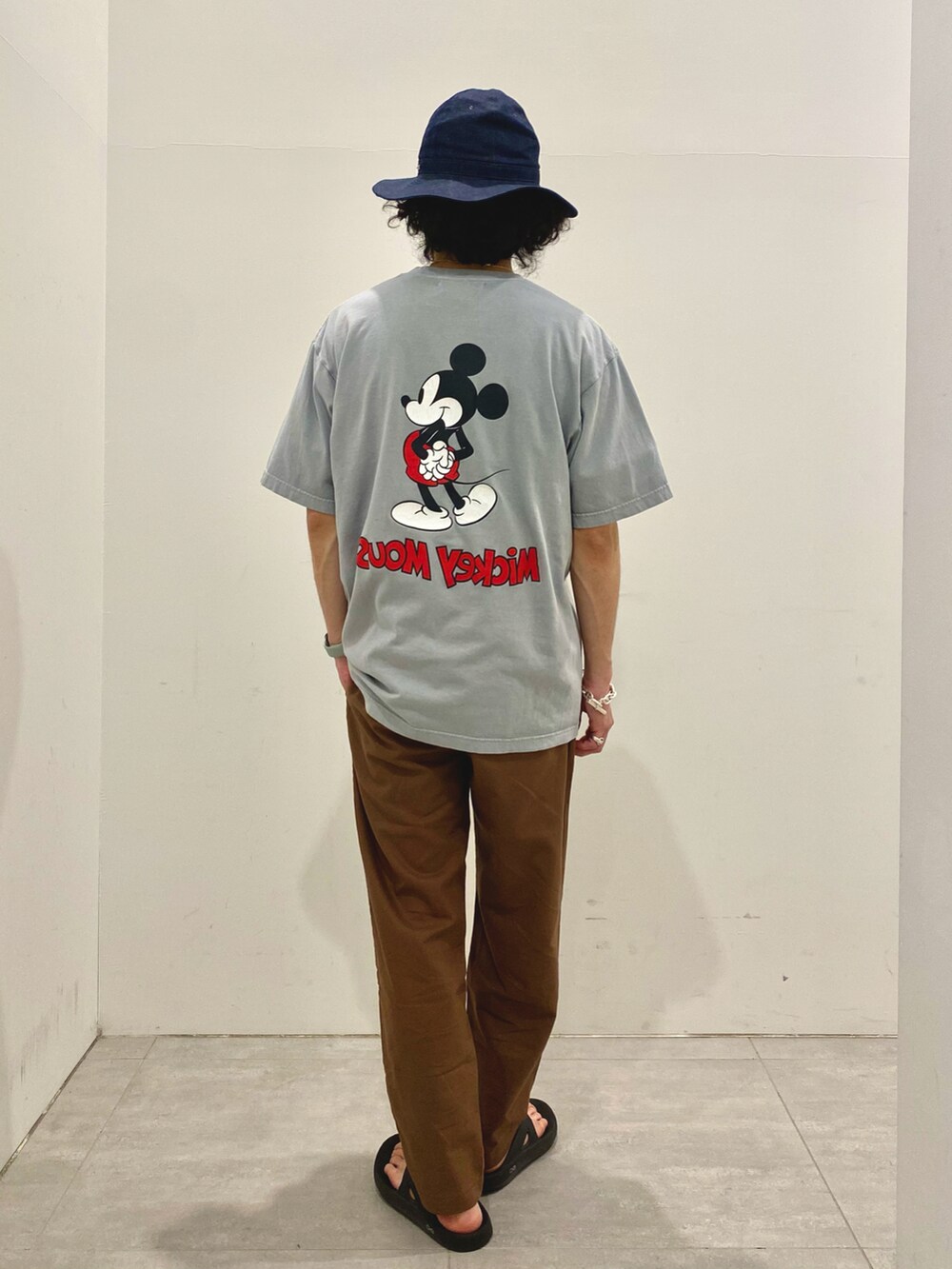 グレー系のTシャツ/カットソー、グリーン系のシャツ/ブラウス、ブラウン系のその他パンツを着用したメンズの夏コーディネートの3枚目の写真