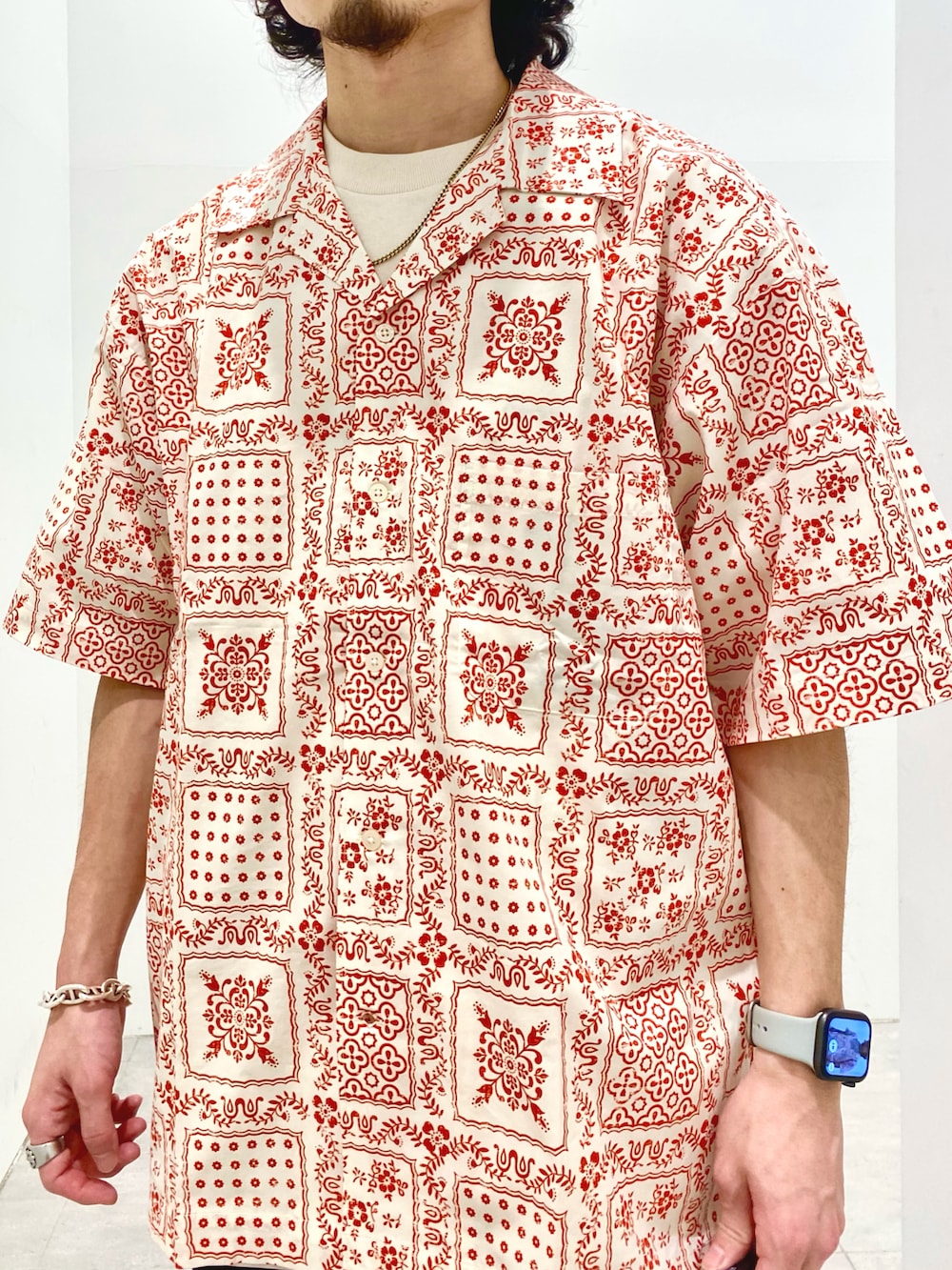 レッド系のシャツ/ブラウス、ブラック系のスラックスを着用したメンズの夏コーディネートの2枚目の写真