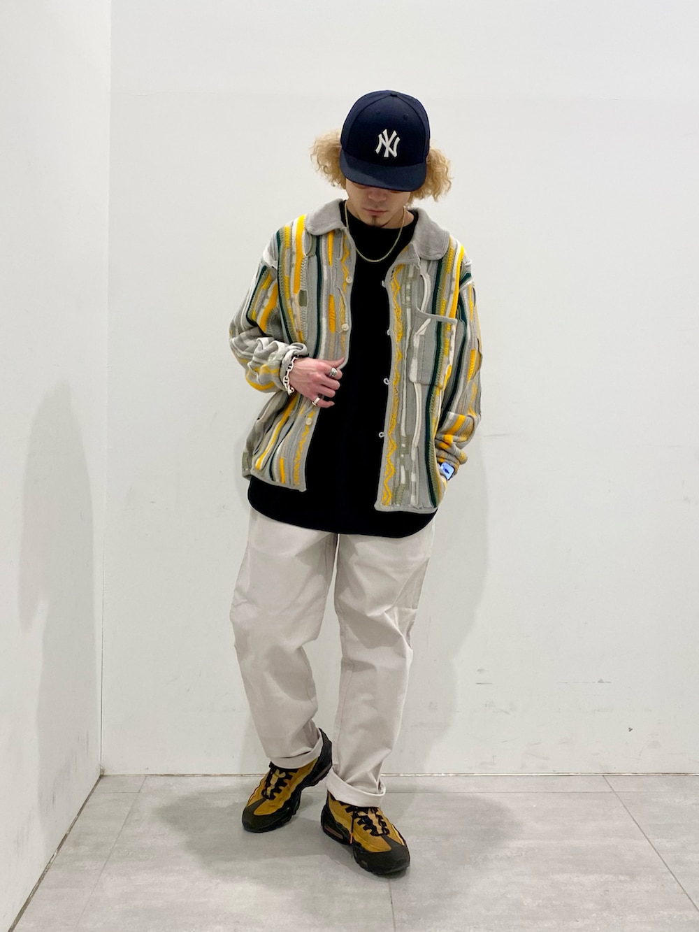 グリーン系のモッズコート、グレー系のカーディガン/ボレロ、ブラック系のTシャツ/カットソーを着用したメンズの冬コーディネートの3枚目の写真