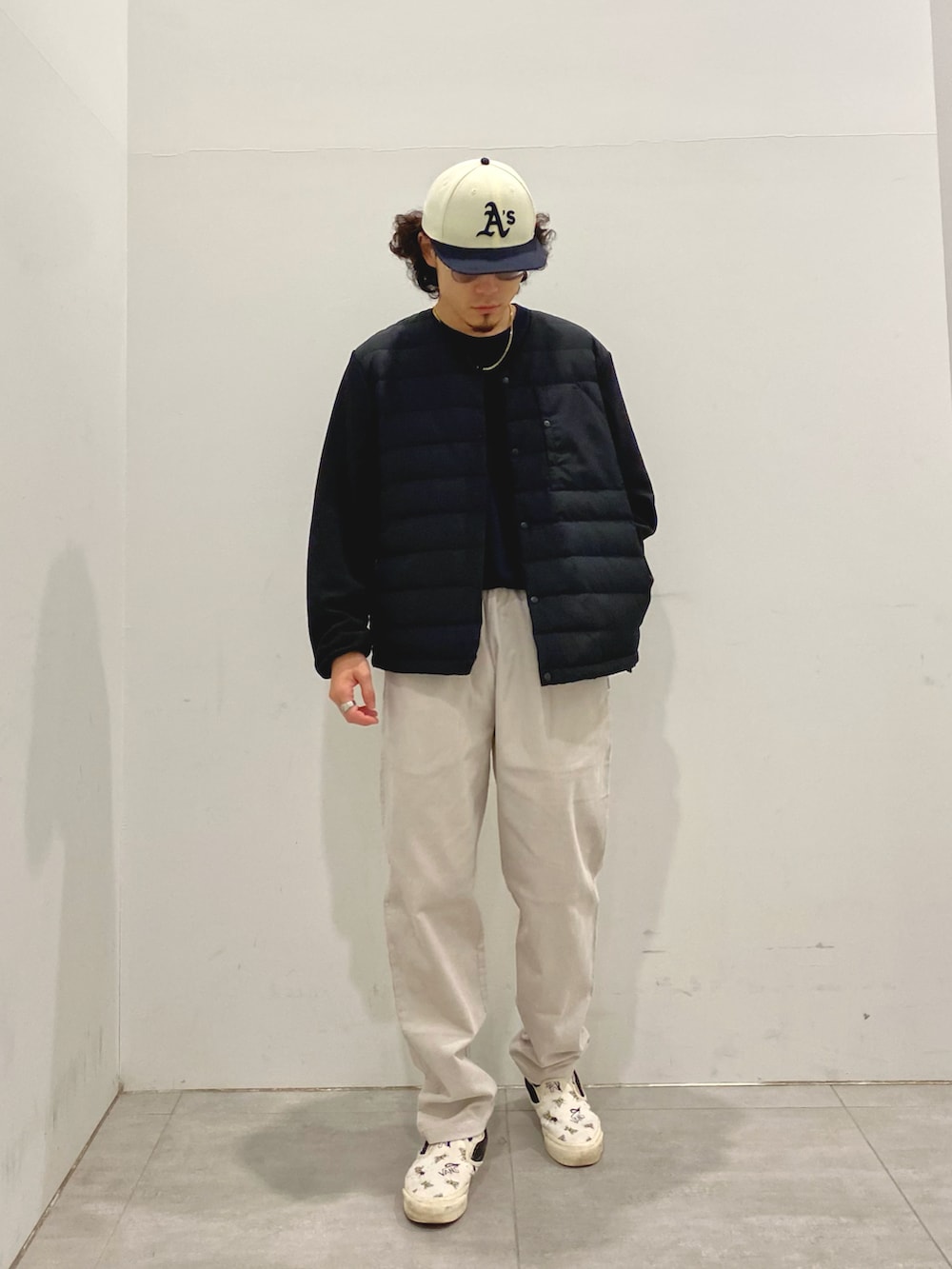 ベージュ系のモッズコート、ブラック系のダウンジャケット/コート、グレー系のその他パンツを着用したメンズの秋コーディネートの2枚目の写真