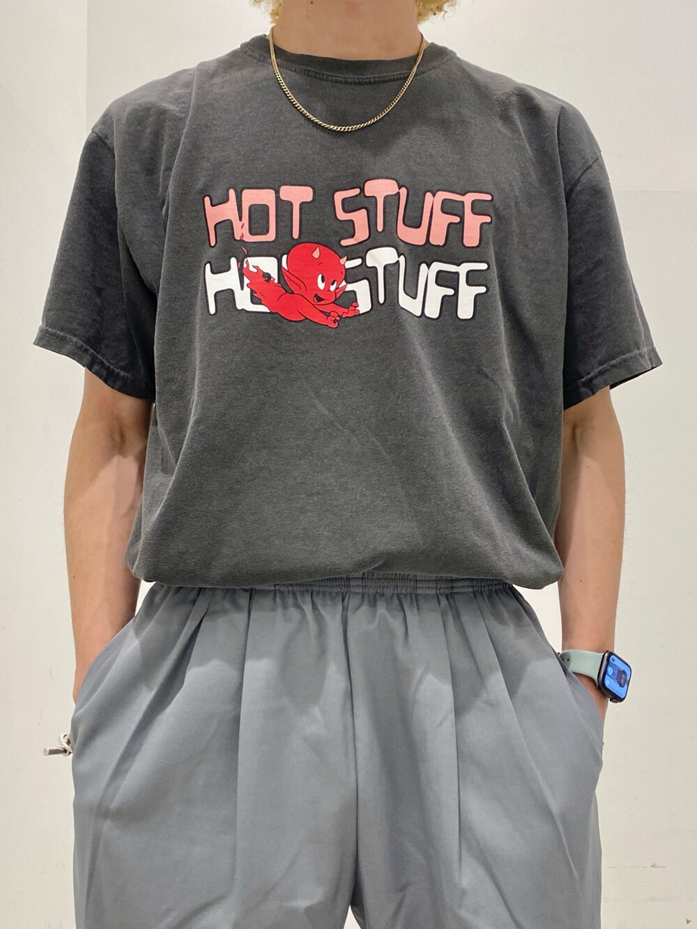 ホワイト系のシャツ/ブラウス、ブラック系のTシャツ/カットソー、ブルー系のスラックスを着用したメンズの春コーディネートの3枚目の写真