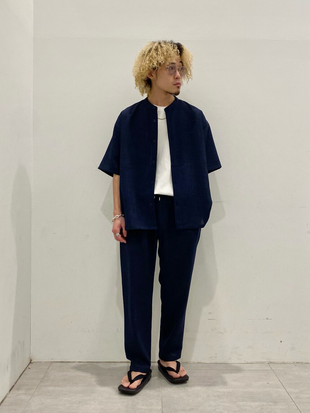 ブルー系のシャツ/ブラウス、ブルー系のスラックス、ブラック系のサンダルを着用したメンズの夏コーディネートの2枚目の写真