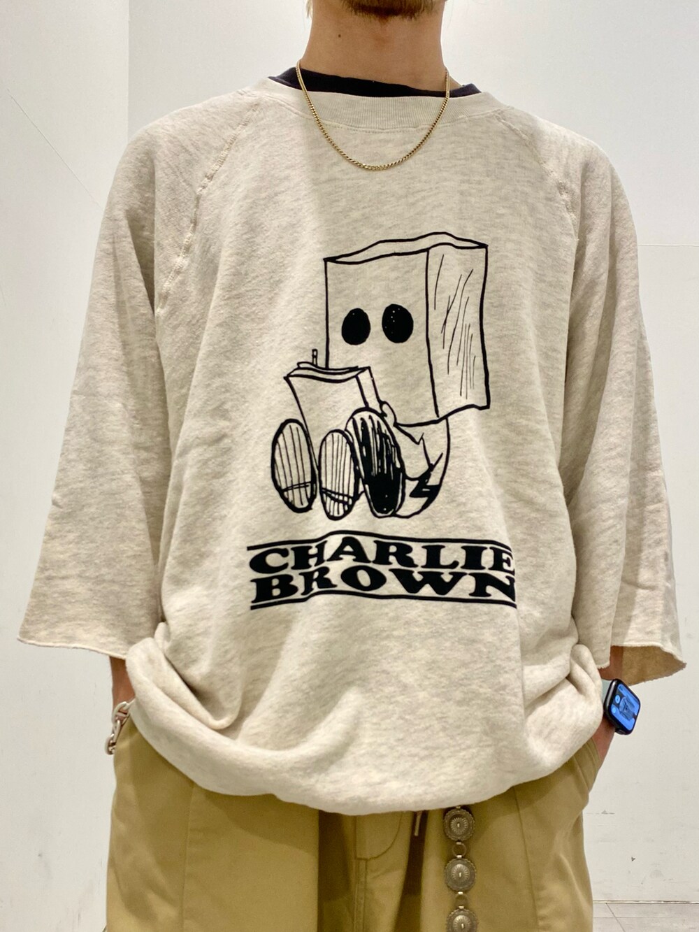 ホワイト系のスウェットを着用したメンズの夏コーディネートの3枚目の写真