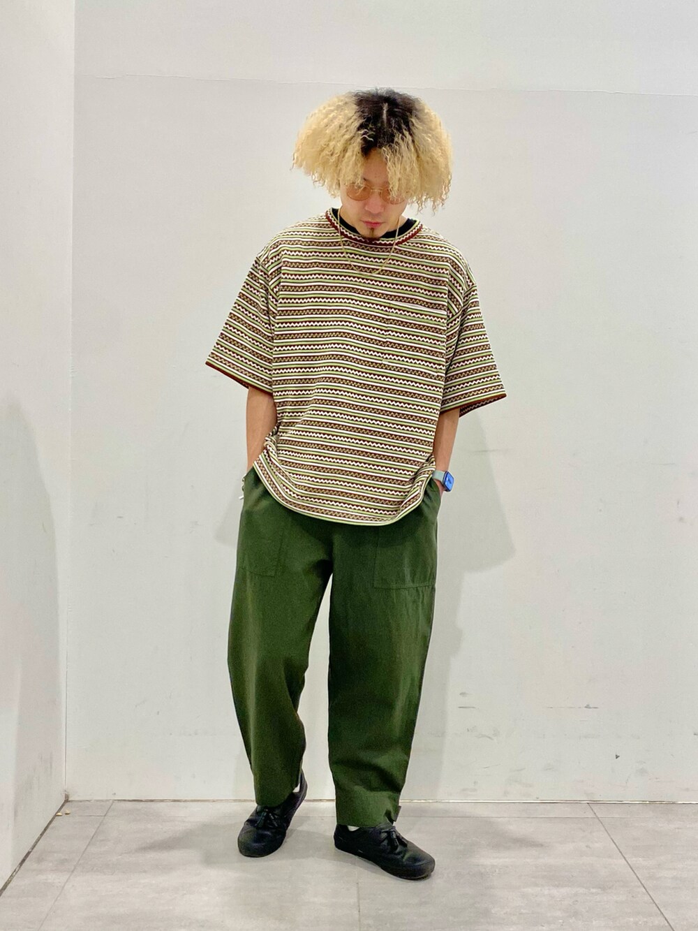 ブラウン系のTシャツ/カットソー、グリーン系のパンツを着用したメンズの春コーディネートの2枚目の写真