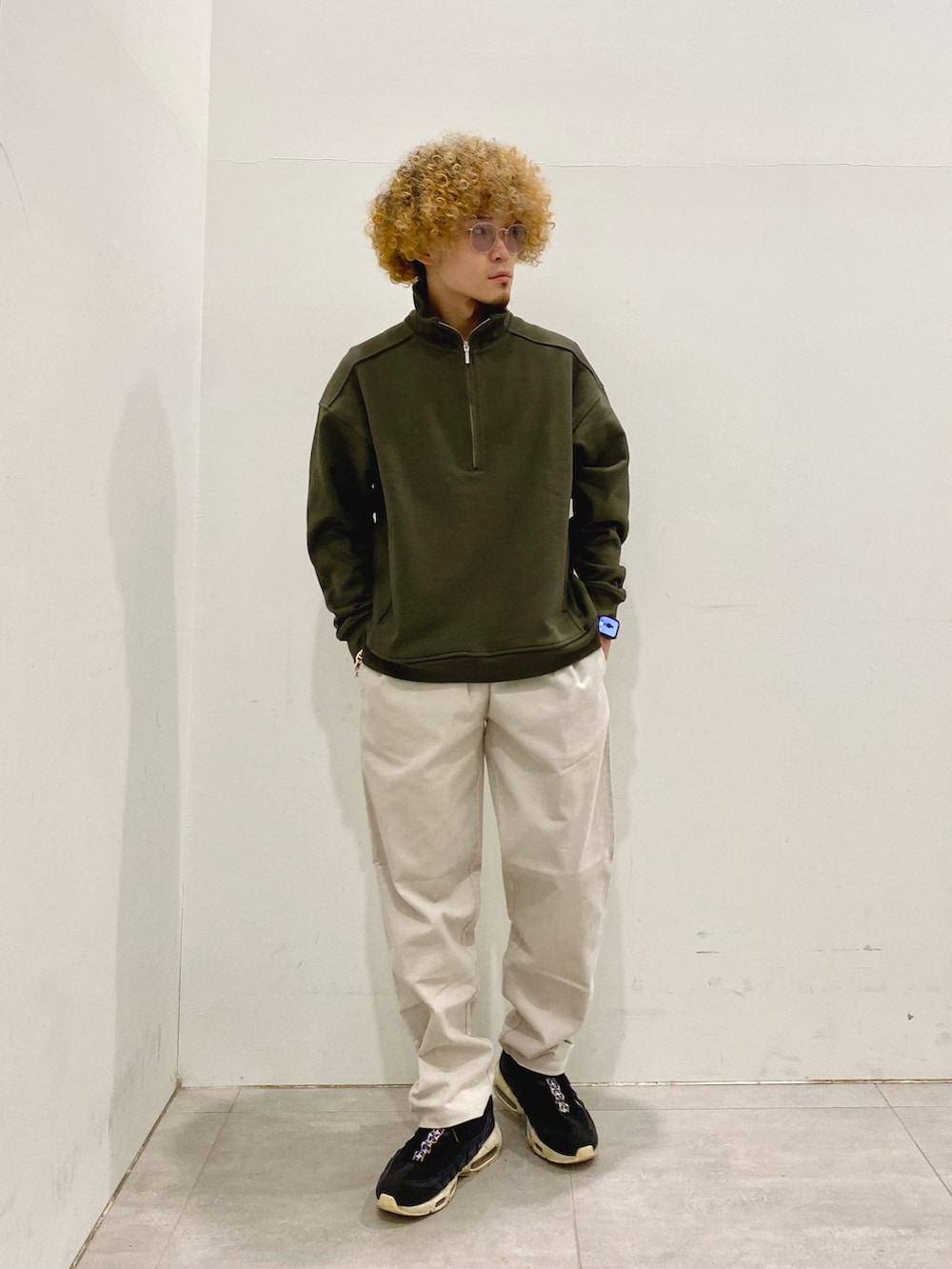 ベージュ系のダウンジャケット/コート、ブラック系のスウェット、グレー系のその他パンツを着用したメンズの秋コーディネートの2枚目の写真