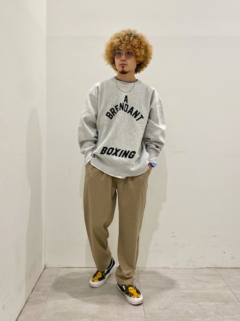 ブラック系のカバーオール、グレー系のスウェット、ベージュ系のスラックスを着用したメンズの秋コーディネートの2枚目の写真