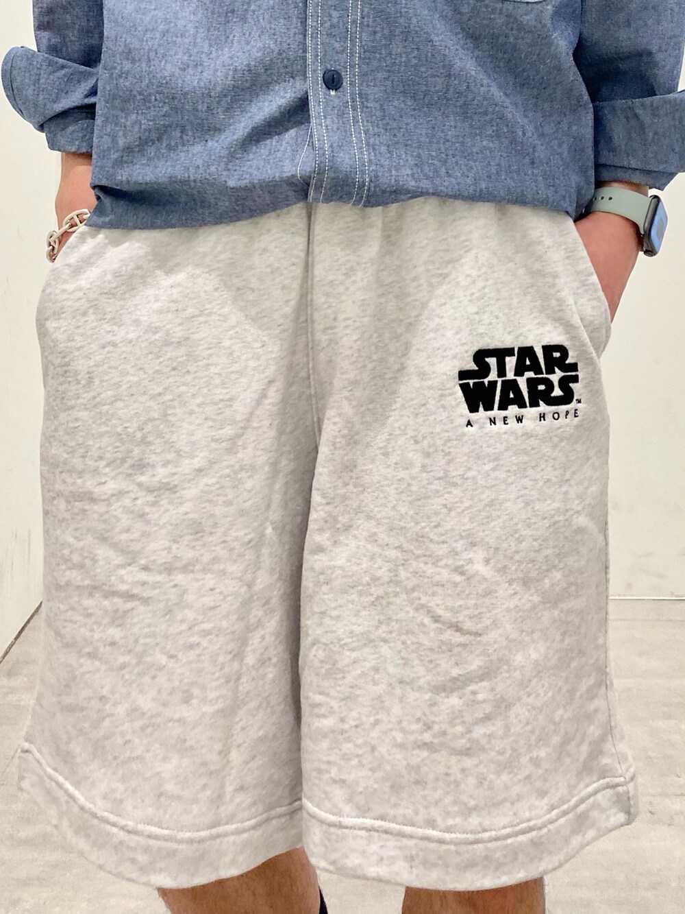 「シャツスタイル、ストリート、スリッポン、スウェット、きれいめカジュアル、休日スタイル、ビッグシルエット、メガネ男子、春コーデ、春カラー、ミリタリー、スウェットパンツ、カジュアルコーデ、スニーカー」｜「JOURNAL STANDARD relumeの【HOUSE HOLD / ハウスホールド】シャンブレーシャツ（シャツ/ブラウス、ブルー系）」を使った、kobaさん（メンズ・170cm）の春コーディネートの4枚目の写真