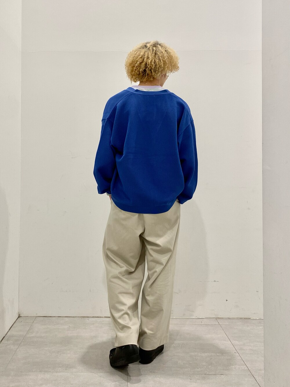 ブルー系のカーディガン/ボレロを着用したメンズの春コーディネートの3枚目の写真