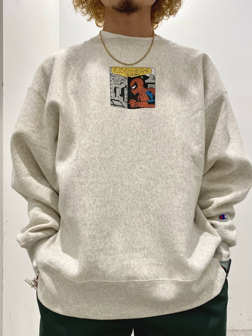 ホワイト系のスウェット、グリーン系のチノパンツを着用したメンズの冬コーディネートの3枚目の写真