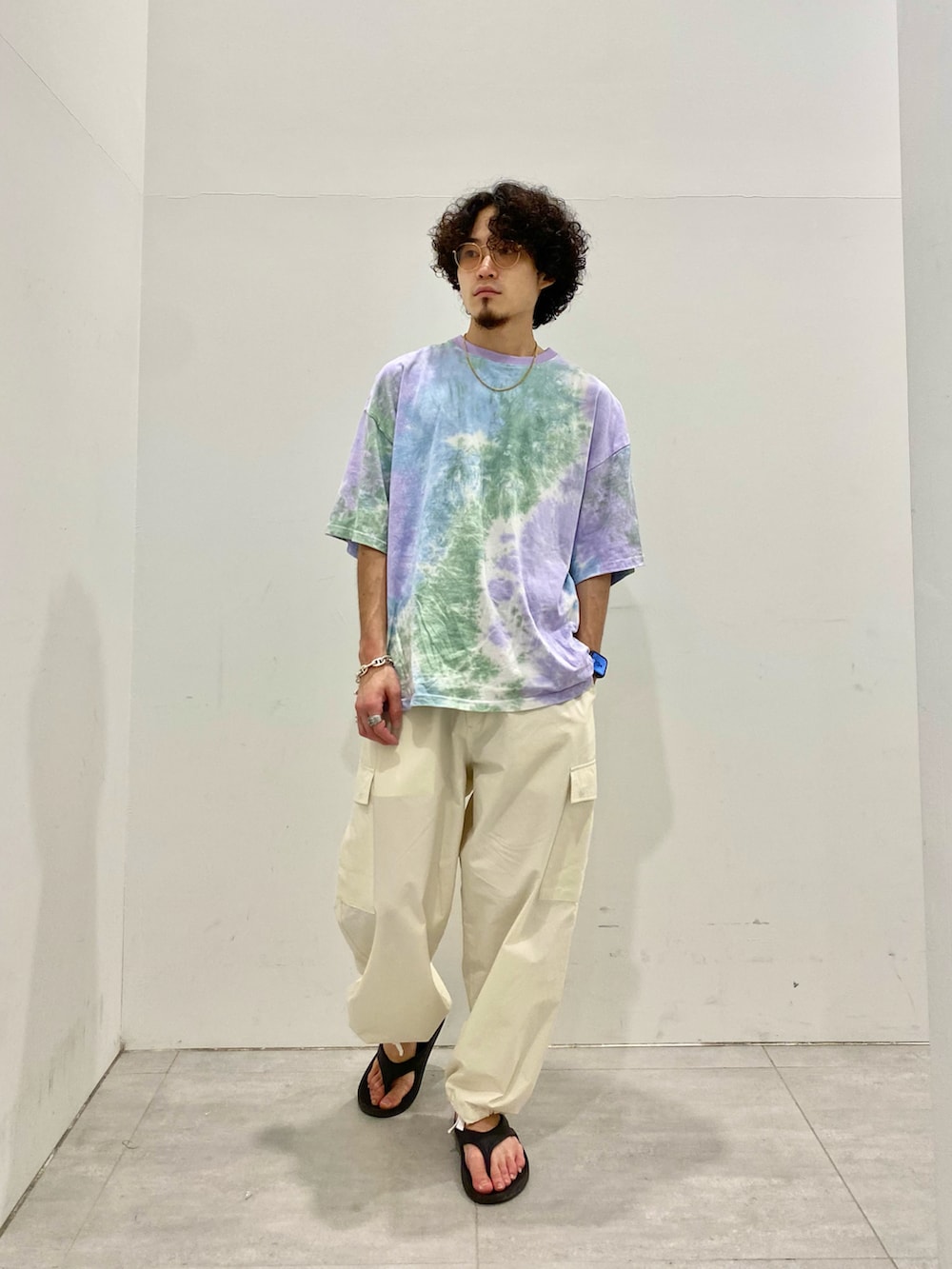 グリーン系のシャツ/ブラウス、パープル系のTシャツ/カットソー、ベージュ系のカーゴパンツを着用したメンズの夏コーディネートの3枚目の写真