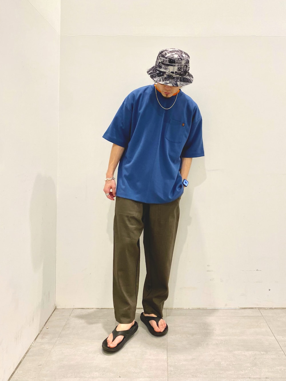 ブルー系のTシャツ/カットソー、ホワイト系のシャツ/ブラウス、ブラック系のチノパンツを着用したメンズの夏コーディネートの2枚目の写真