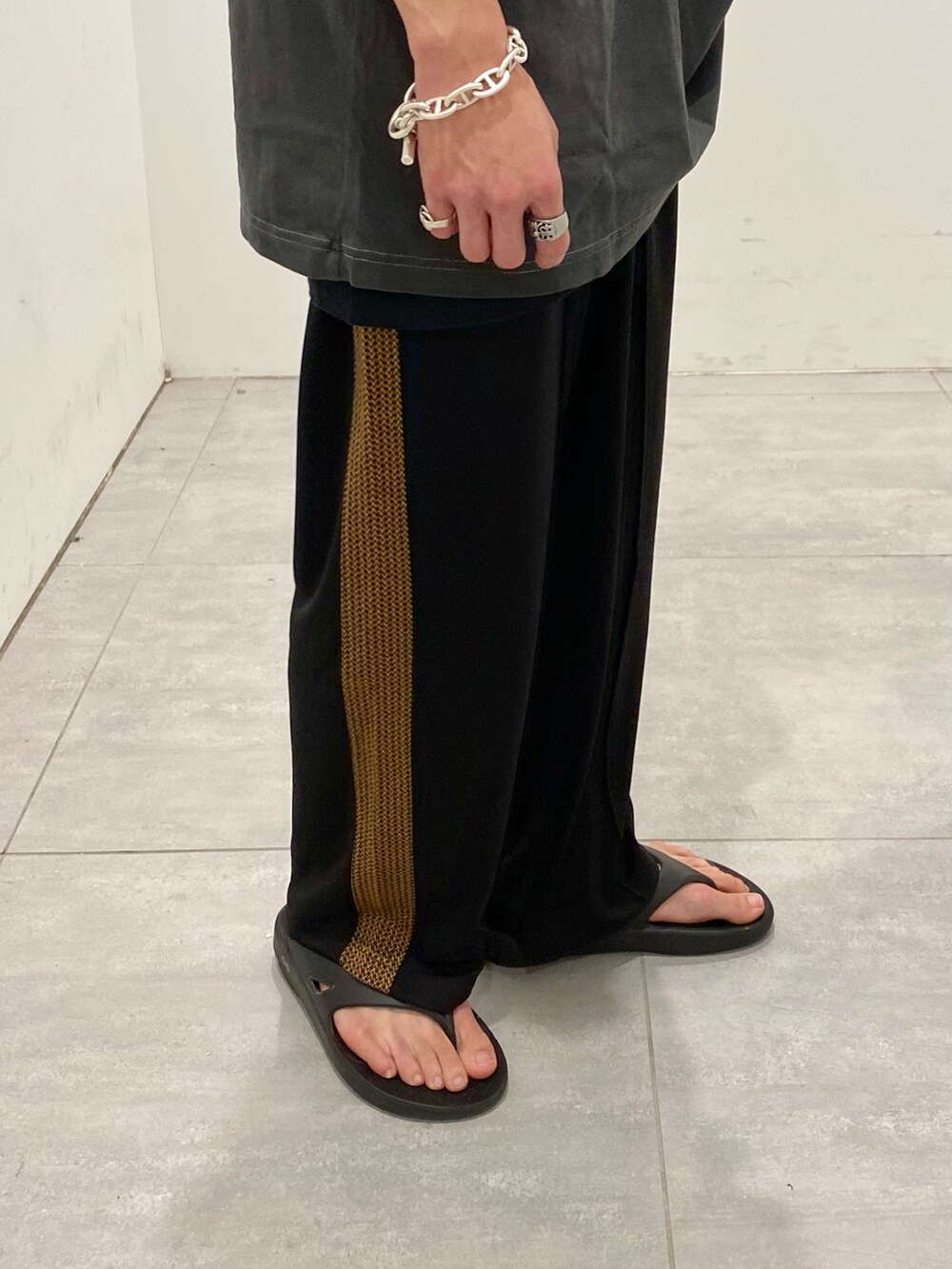 ブラック系のTシャツ/カットソー、ブラック系のその他パンツを着用したメンズの夏コーディネートの3枚目の写真