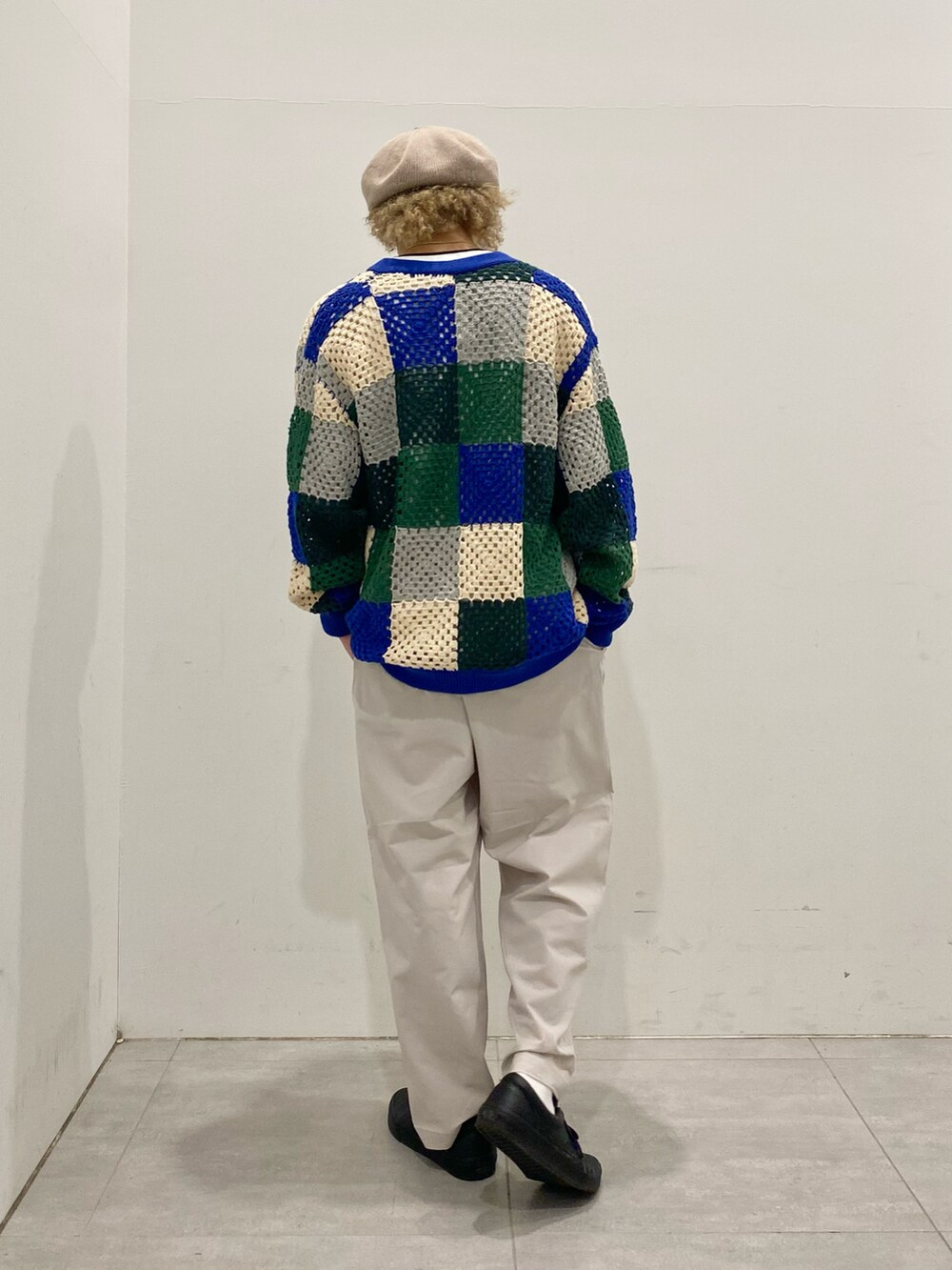 ホワイト系のTシャツ/カットソー、ブルー系のカーディガン/ボレロ、ホワイト系のその他パンツを着用したメンズの夏コーディネートの3枚目の写真