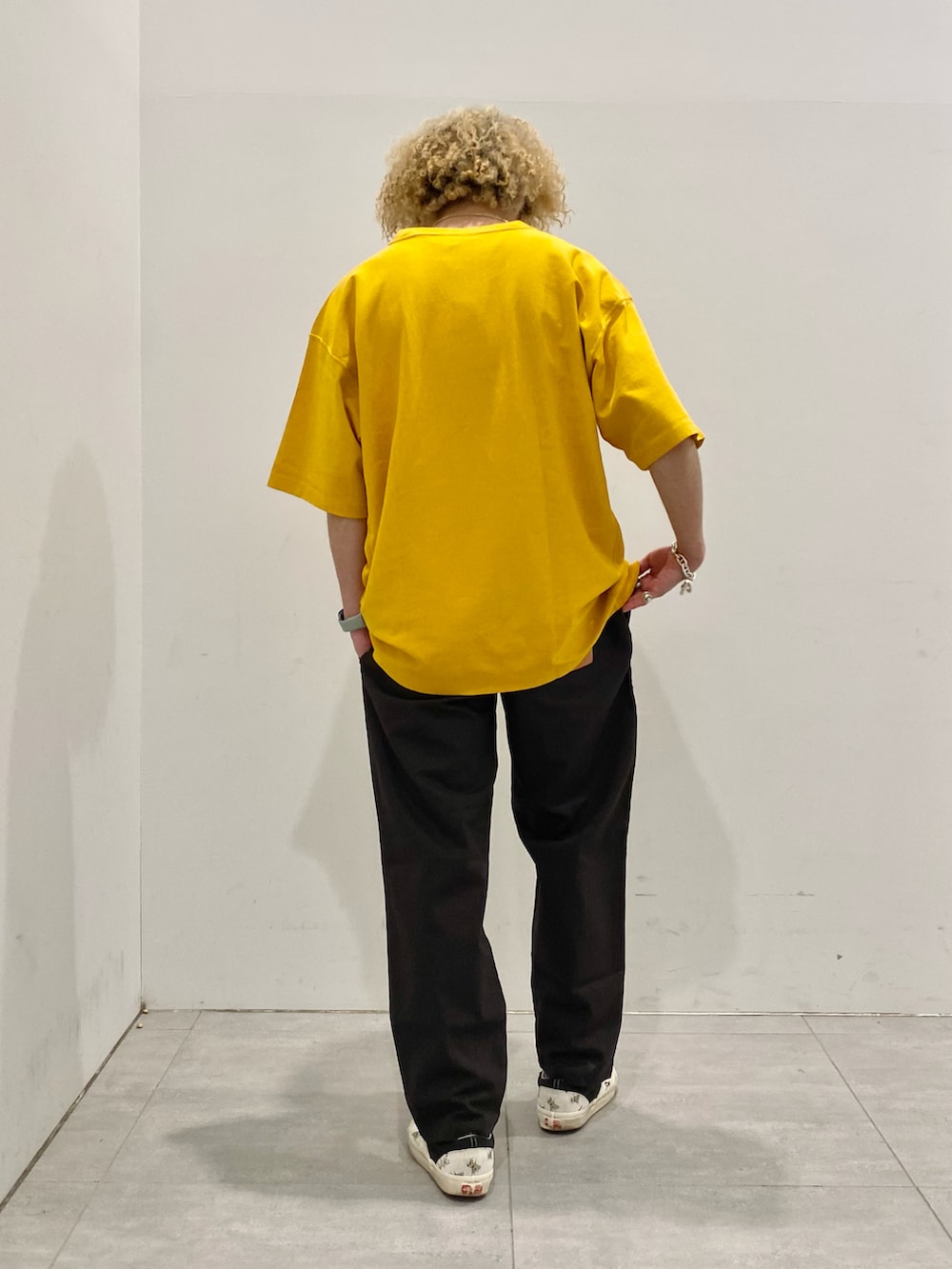 イエロー系のTシャツ/カットソー、ブラック系のその他パンツを着用したメンズの夏コーディネートの2枚目の写真