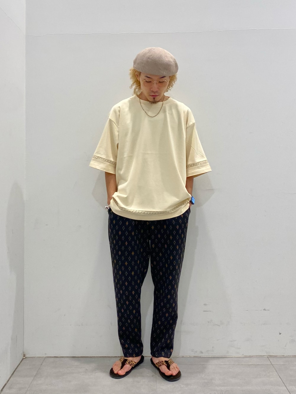 ホワイト系のTシャツ/カットソー、ブラック系のその他パンツを着用したメンズの夏コーディネートの2枚目の写真