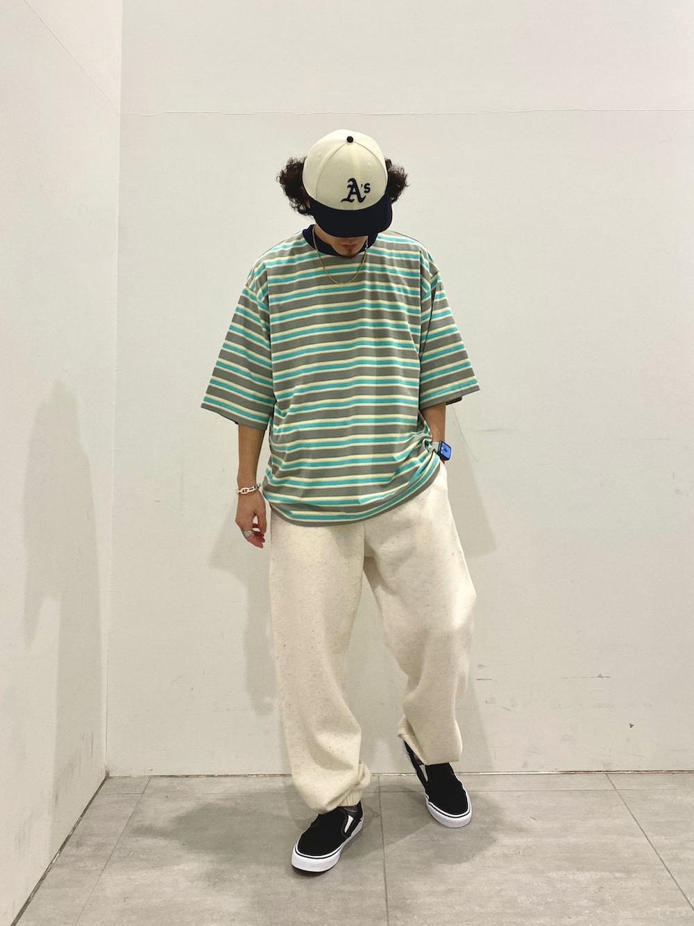 ベージュ系のモッズコート、グリーン系のTシャツ/カットソー、ベージュ系のスウェットパンツを着用したメンズの夏コーディネートの2枚目の写真