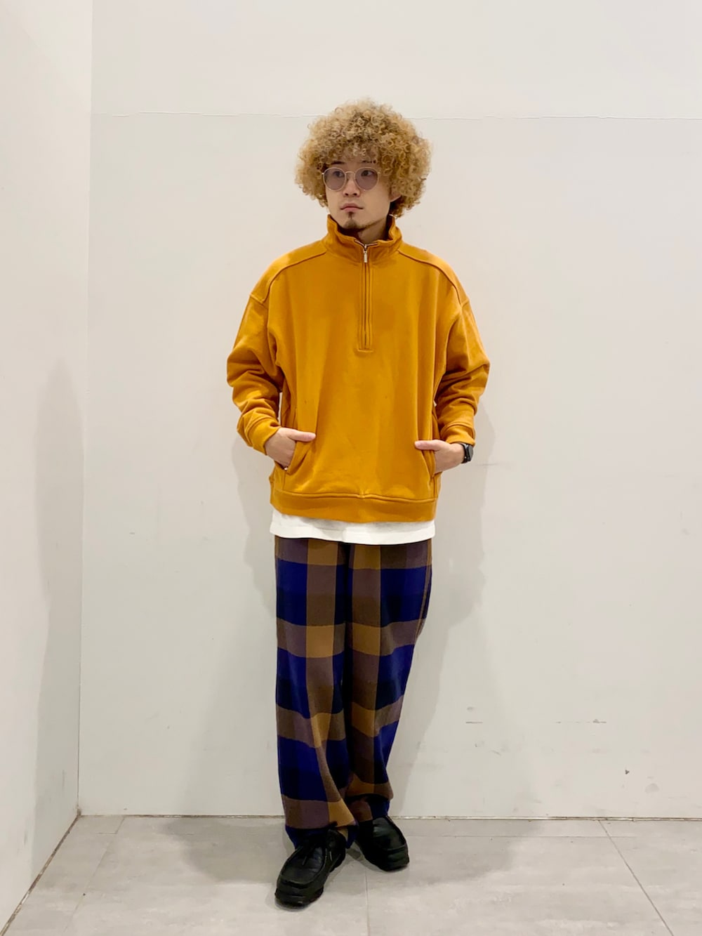 イエロー系のスウェット、ブラック系のその他パンツ、ブルー系のブルゾンを着用したメンズの秋コーディネートの2枚目の写真