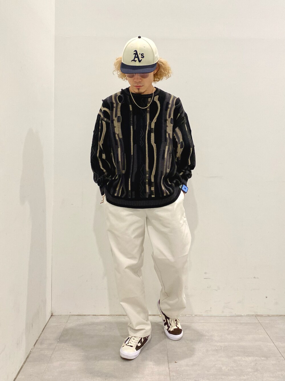 ホワイト系のその他パンツ、グリーン系のブルゾンを着用したメンズの冬コーディネートの2枚目の写真