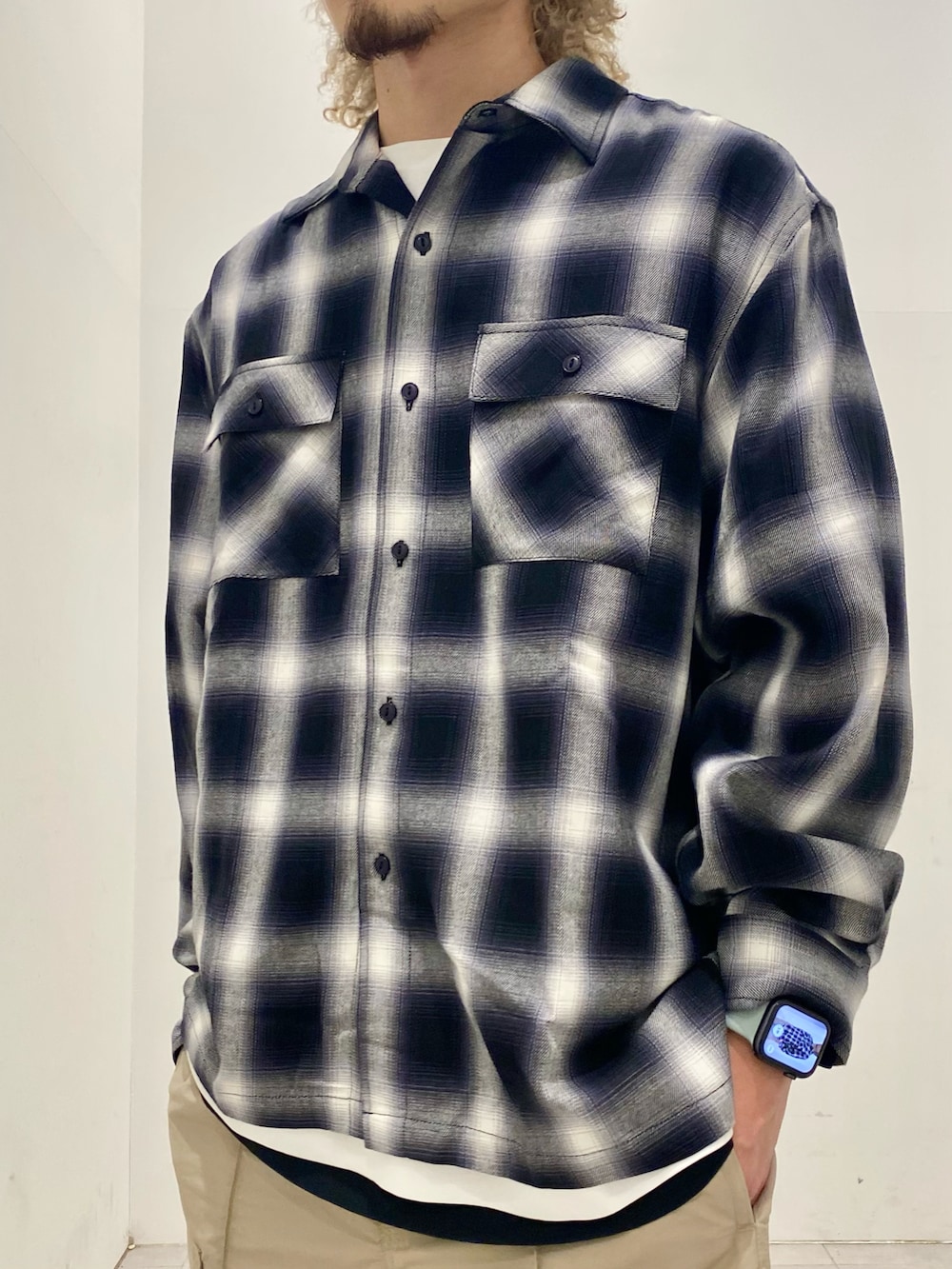 ブラック系のシャツ/ブラウス、ホワイト系のTシャツ/カットソー、ベージュ系のその他パンツを着用したメンズの夏コーディネートの4枚目の写真