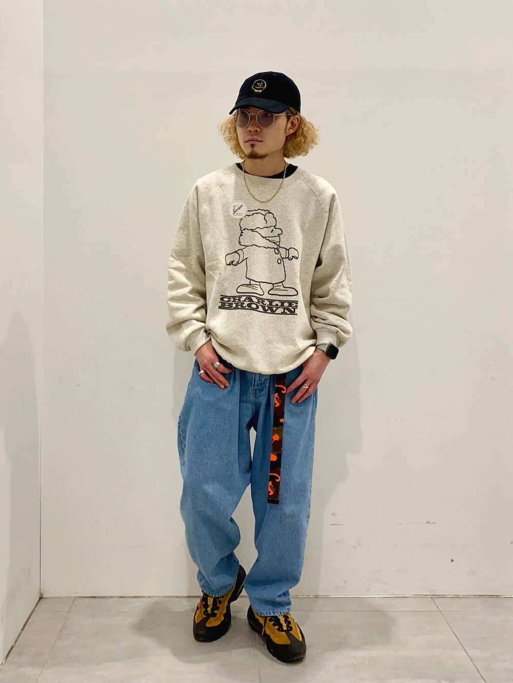 イエロー系のスウェットを着用したメンズの冬コーディネートの4枚目の写真