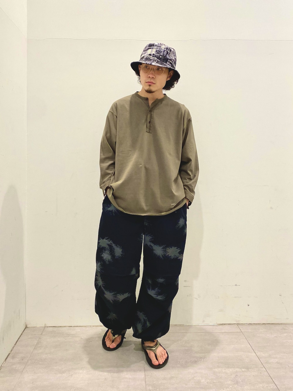 ベージュ系のシャツ/ブラウス、グリーン系のTシャツ/カットソー、ブラック系のその他パンツを着用したメンズの夏コーディネートの2枚目の写真